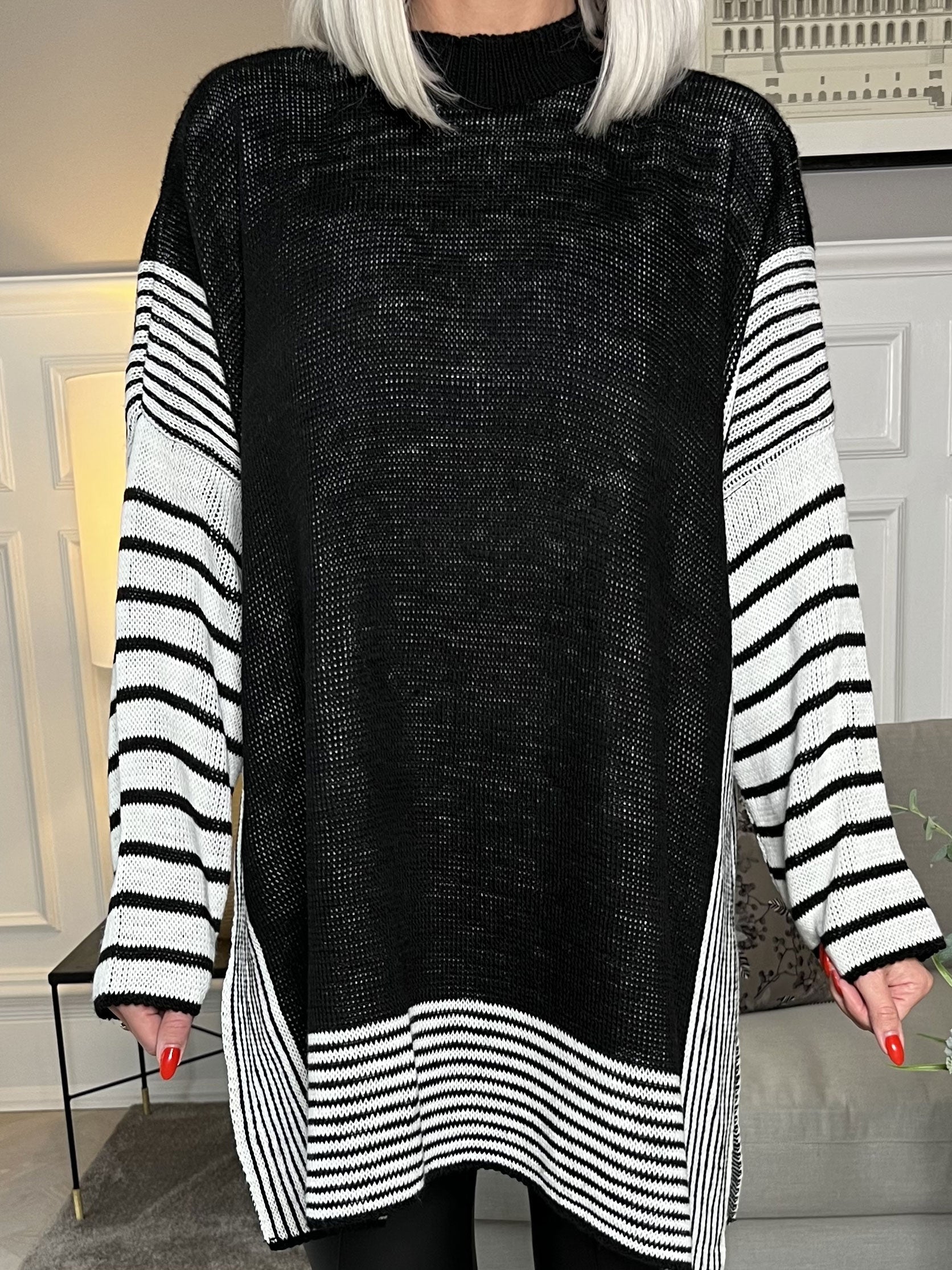 Akulina - Tofarvet stribet strik med turtleneck